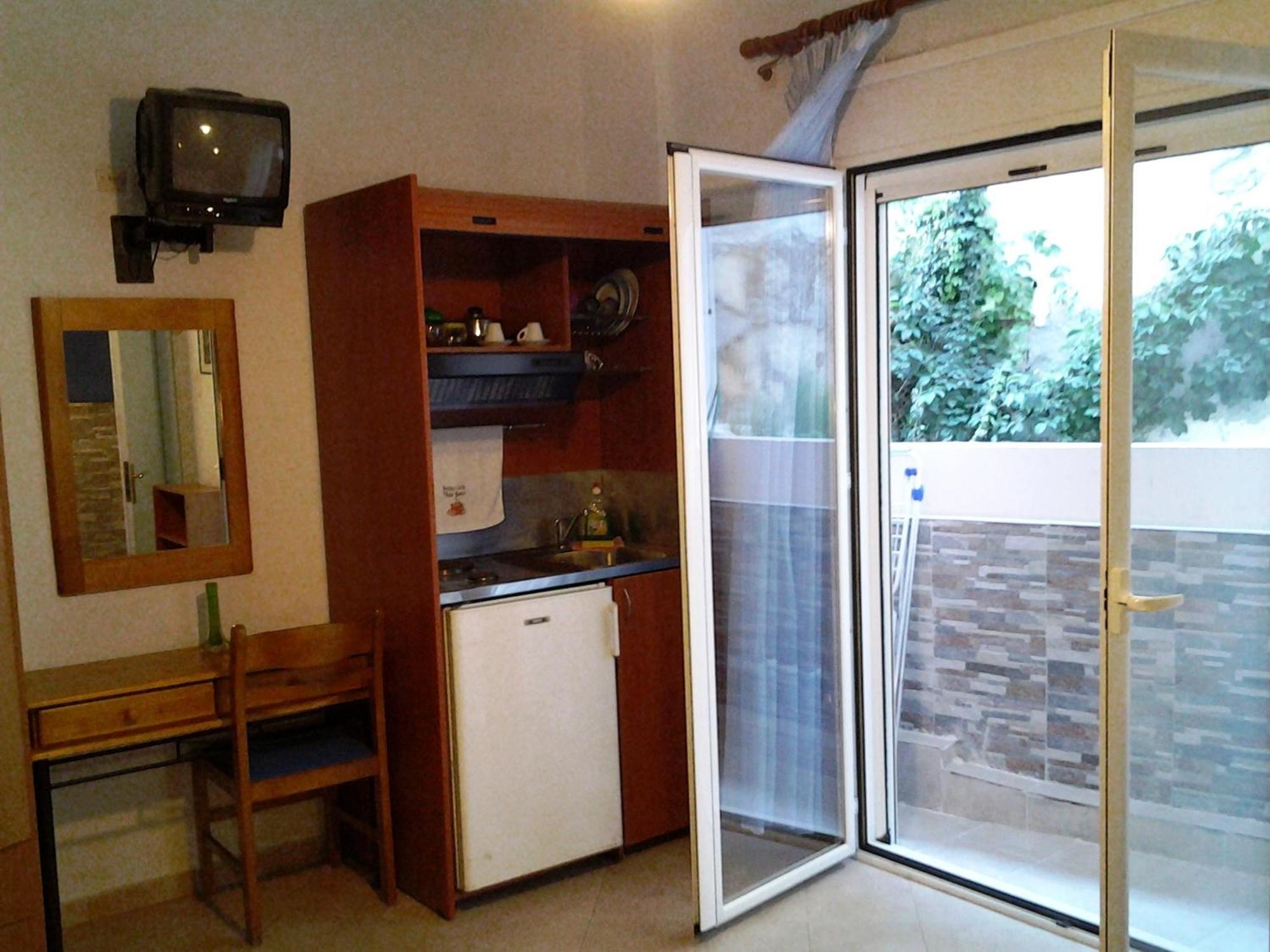 Apergis Rooms Ermoupoli Quarto foto