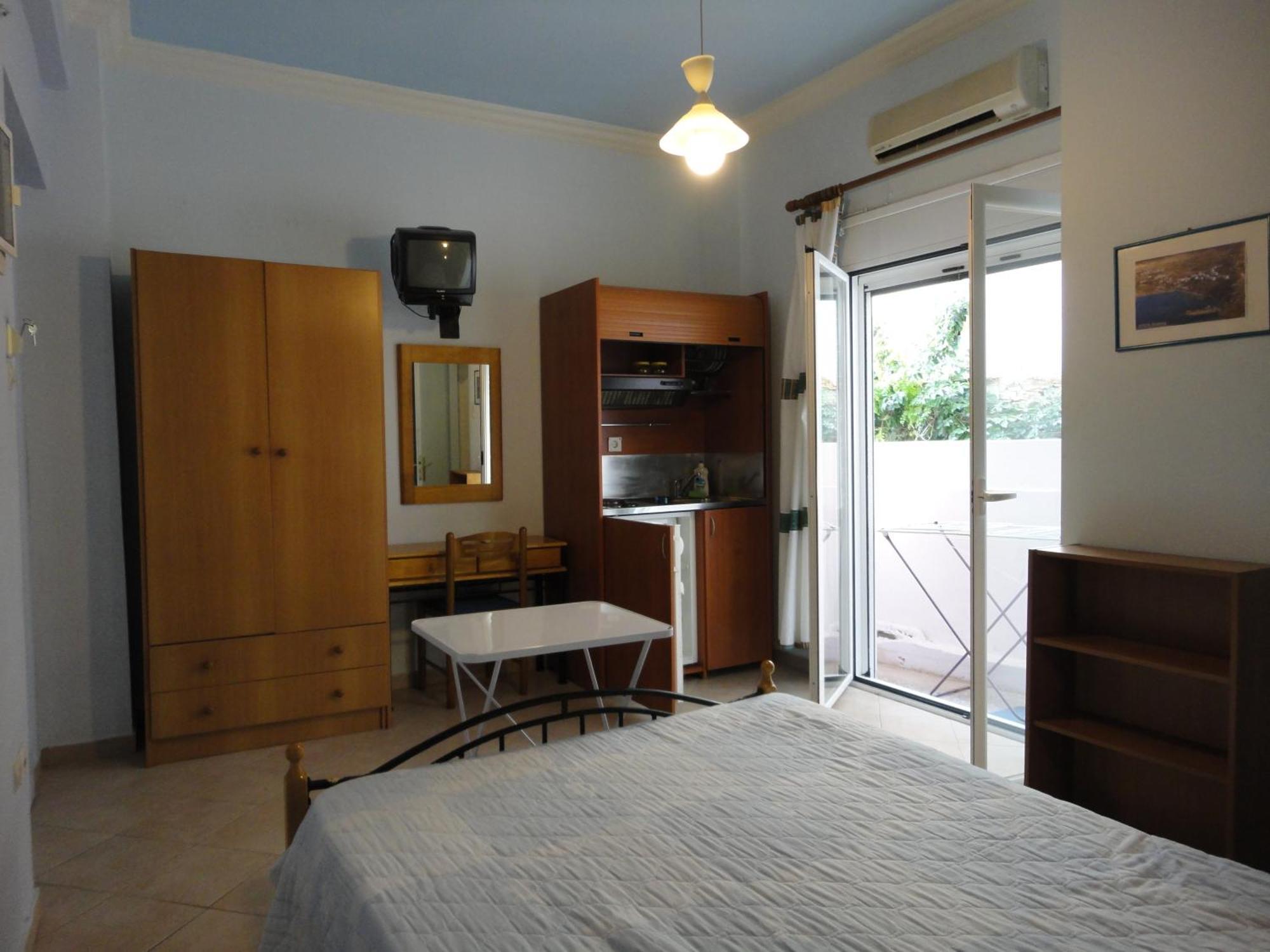 Apergis Rooms Ermoupoli Quarto foto
