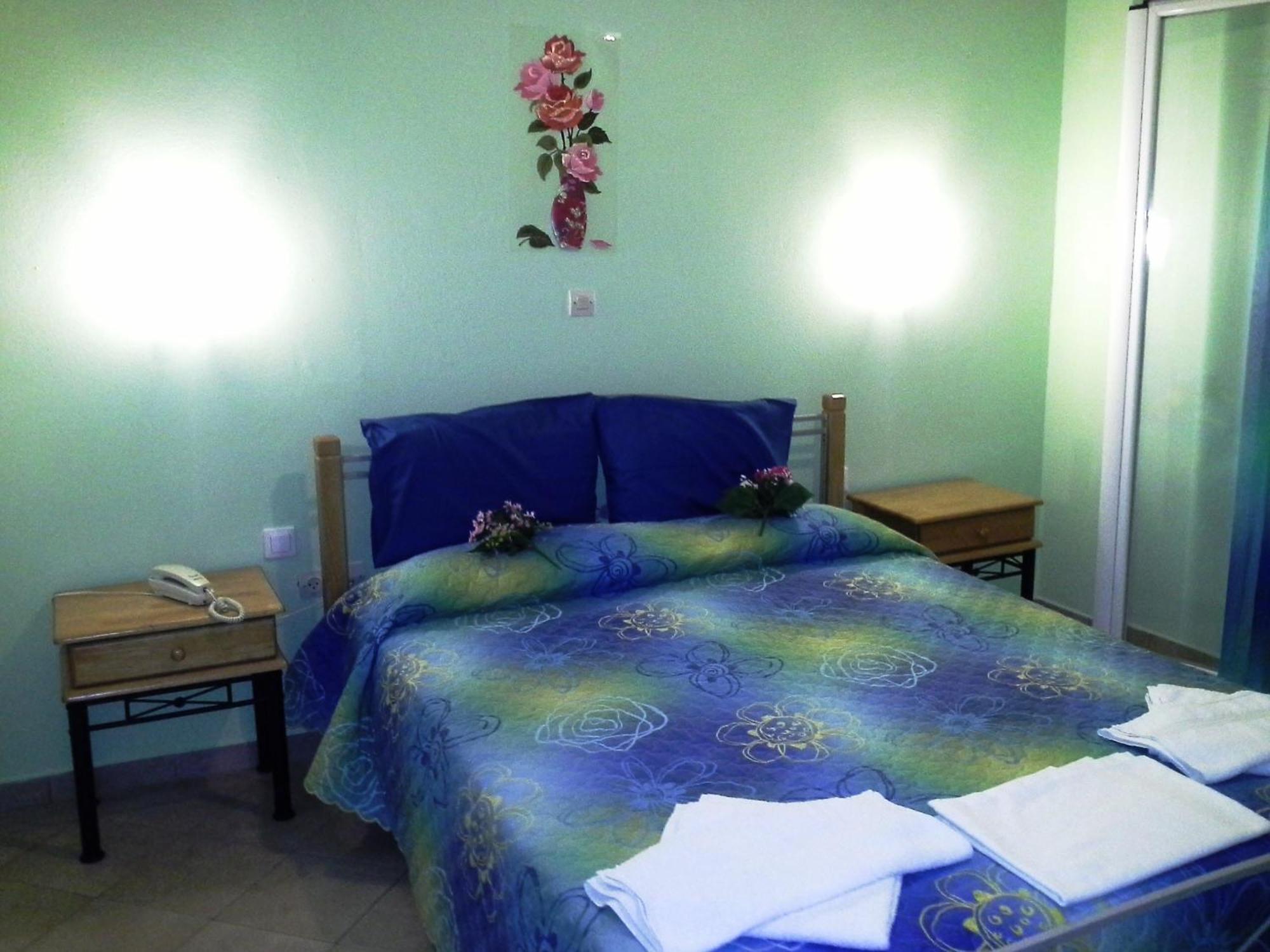 Apergis Rooms Ermoupoli Quarto foto